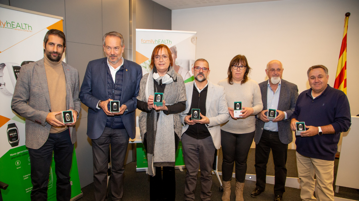 Autoridades y representantes de la empresa Senior Family Health ayer durante la presentación. - JORDI ECHEVARRIA