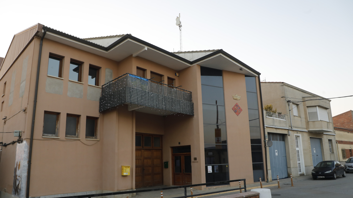 El ayuntamiento de La Portella decretó ayer dos días de duelo oficial por la muerte del joven vecino. - AMADO FORROLLA