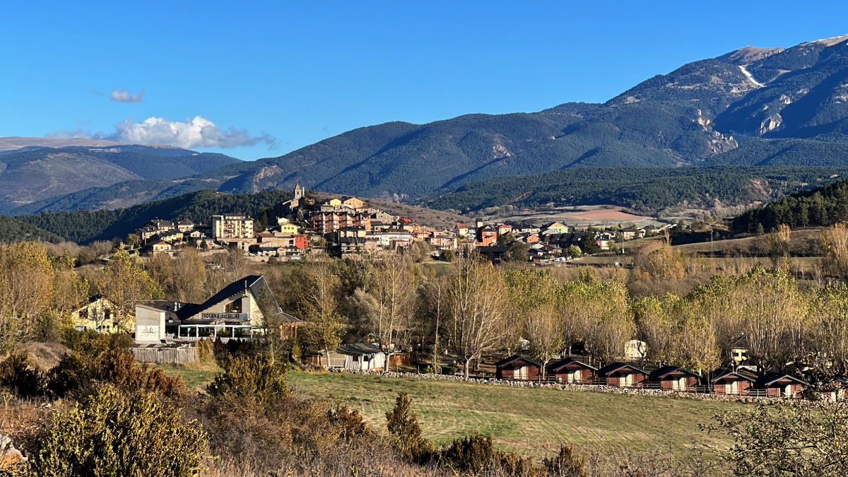 El centro de Bellver de Cerdanya, con un camping en primera línea - ALBERT LIJARCIO/ACN