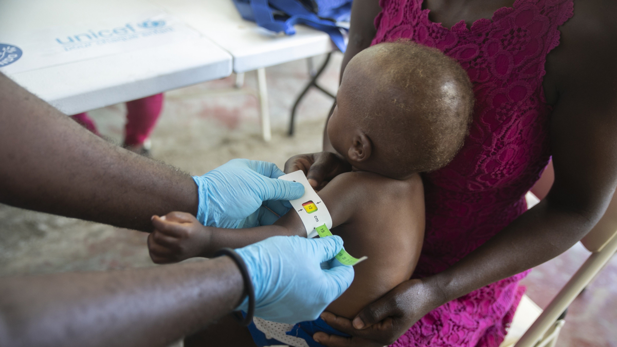 Archivo - Atención a la desnutrición en una clínica de UNICEF en Cité Soleil, Haití.
