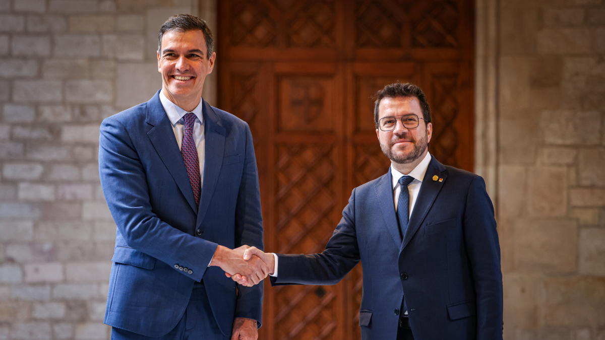 Els presidents Pere Aragonès i Pedro Sánchez se saluden abans de reunir-se a la Sala de Diputats del Palau de la Generalitat .