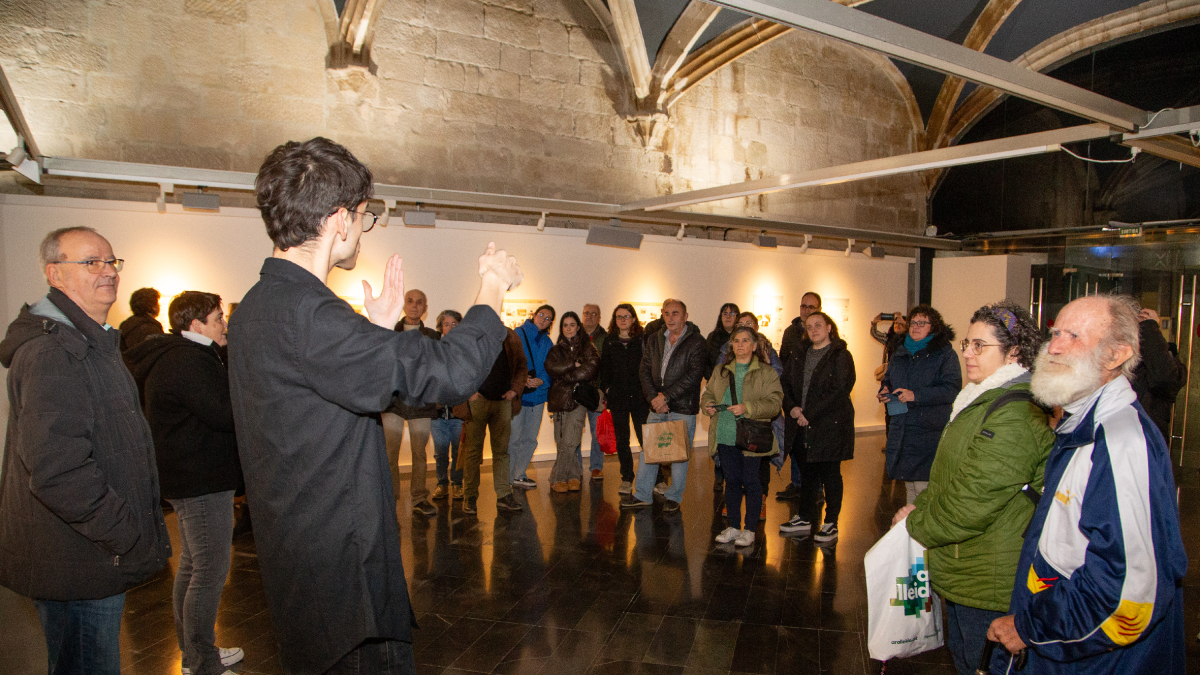 El IEI acogió ayer la inauguración de la muestra ‘La comunitat sorda lleidatana a través de la premsa’. - JORDI ECHEVARRIA