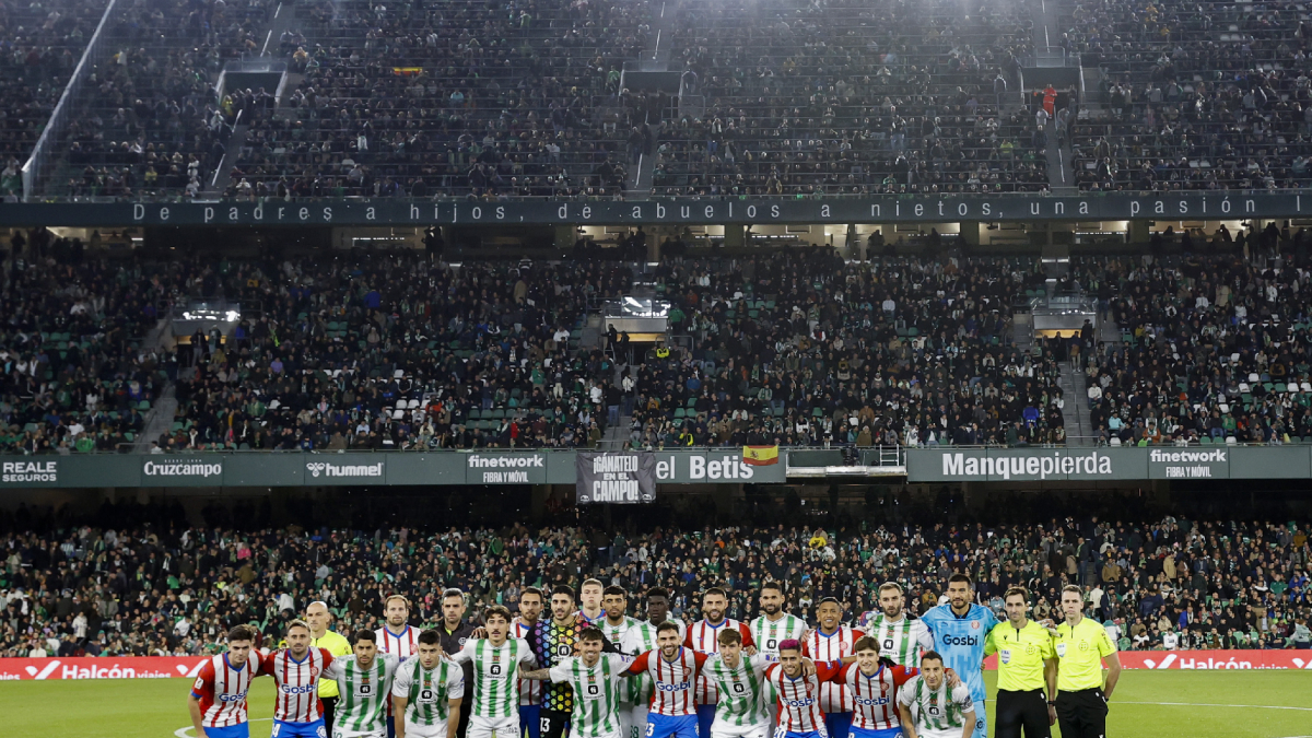 Los jugadores del Betis y Girona posaron con el lema ‘Gánatelo en el campo’ en contra de la Superliga. - EFE