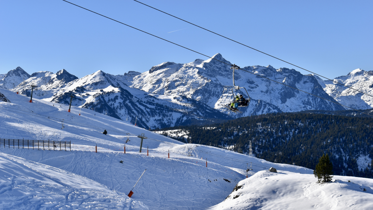 Esquiadors en un remuntador de Baqueira. - BAQUEIRA