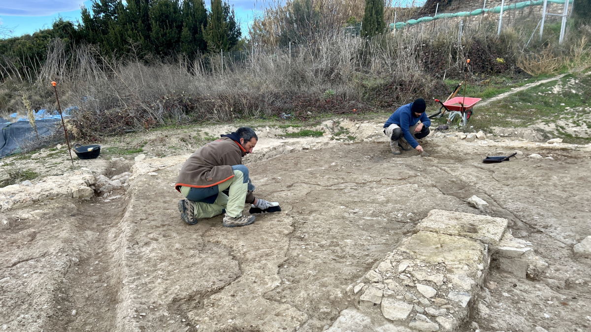 Dos arqueòlegs treballant a l'excavació de l'Hort del Cavaller d'Isona.