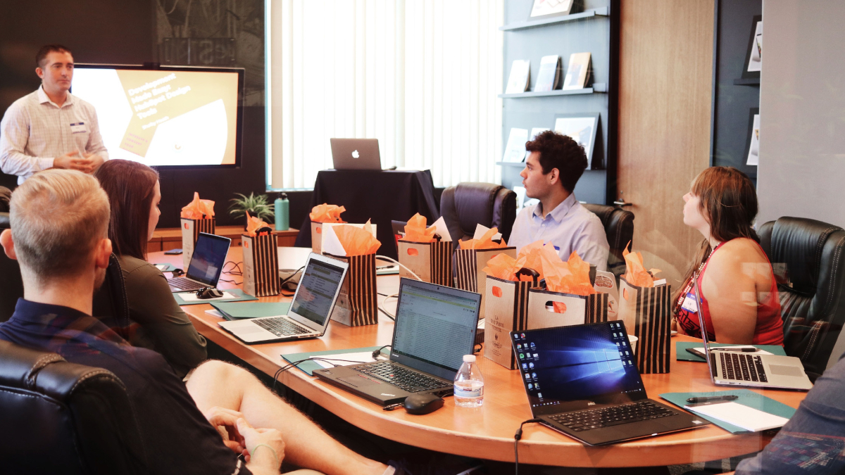 La pertanyença certifica que els membres disposen de la titulació i que tenen independència de criteri, vetllant pels drets dels usuaris.