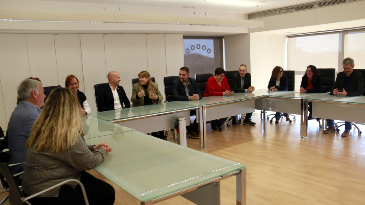 Un moment de la reunió de la consellera de Cultura, Natàlia Garriga, amb representants de la Diputació de Lleida, l'Ajuntament d'Alcarràs i del Memorial Democràtic sobre la compra i restauració de la casa de Vallmanya.