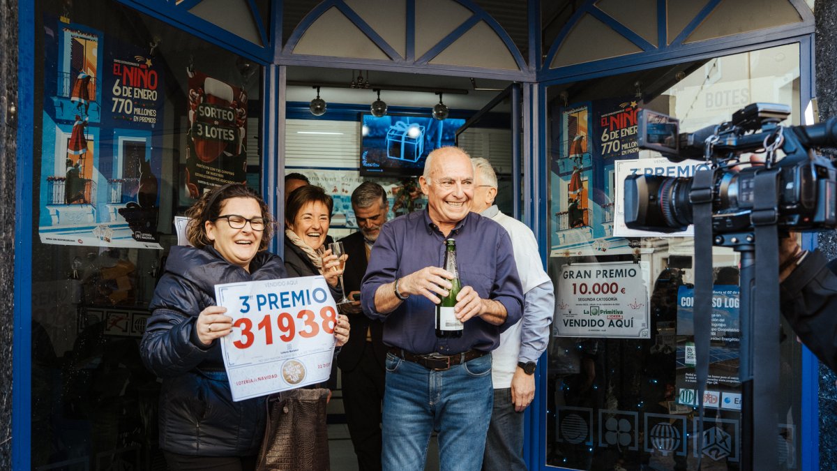 Agraciats amb el tercer premi a l’administració de Biar. - EUROPA PRESS