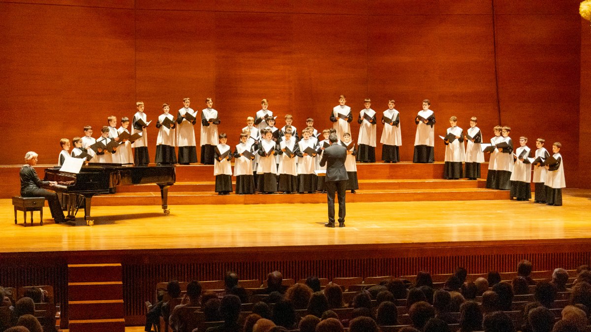 Un moment de l’actuació ahir de l’Escolania de Montserrat a l’Auditori Enric Granados de Lleida. - JORDI ECHEVARRIA