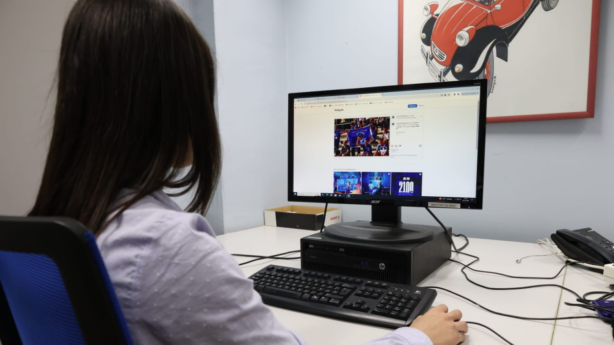 Una usuaria consulta su cuenta en Instagram, que aglutina 23,8 millones de usuarios en toda España. - JORDI ECHEVARRIA