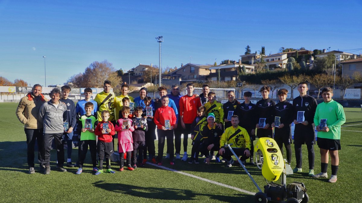 Foto de familia de los porteros ganadores y, en primer término, la máquina Crazy Goat Keepers. - GERARD HOYAS