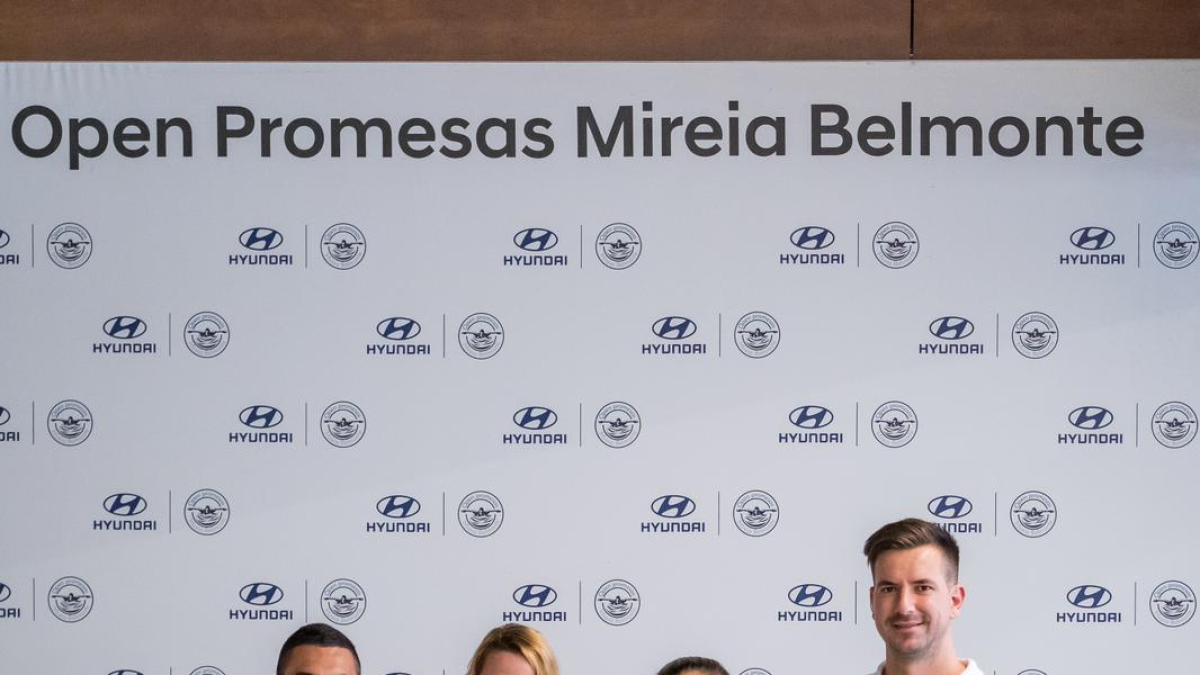 La leridana Espejo, al lado de Mireia Belmonte y el resto de staff.