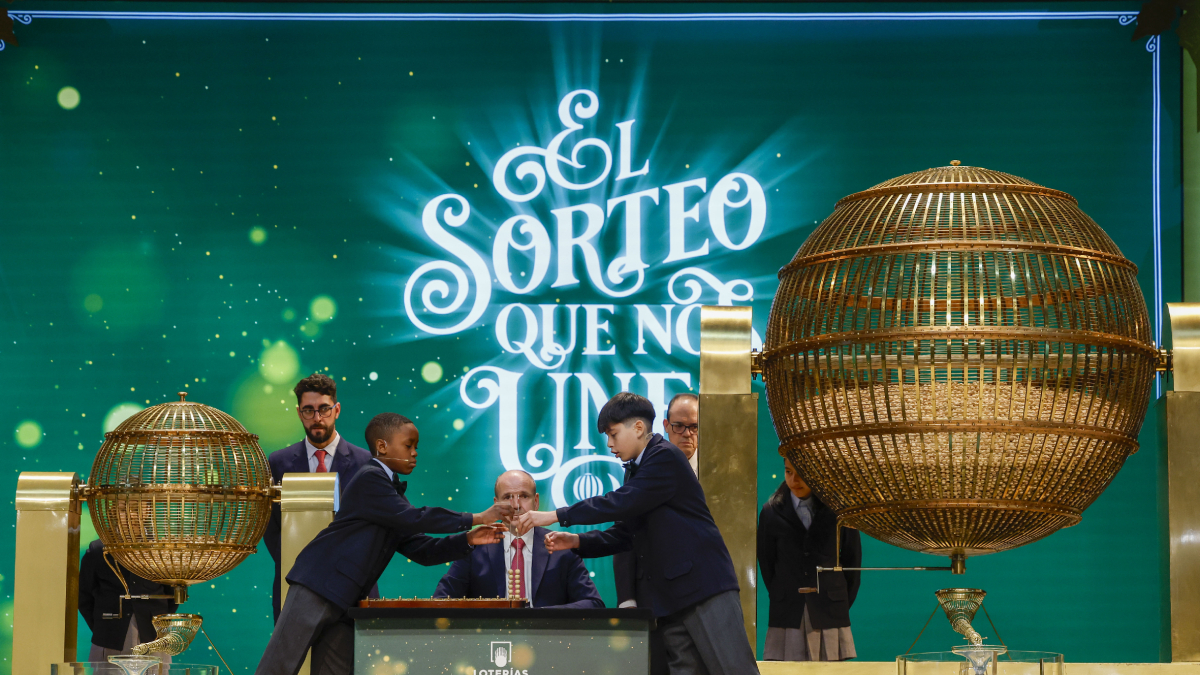 Dos niños de San Ildefonso cantan los números y sus correspondientes premios al inicio del sorteo ayer. - EFE