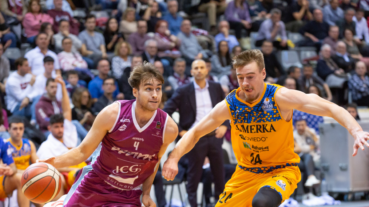 Rafa Villar, en la imagen superando a Stuckman, resurgió en el último cuarto.