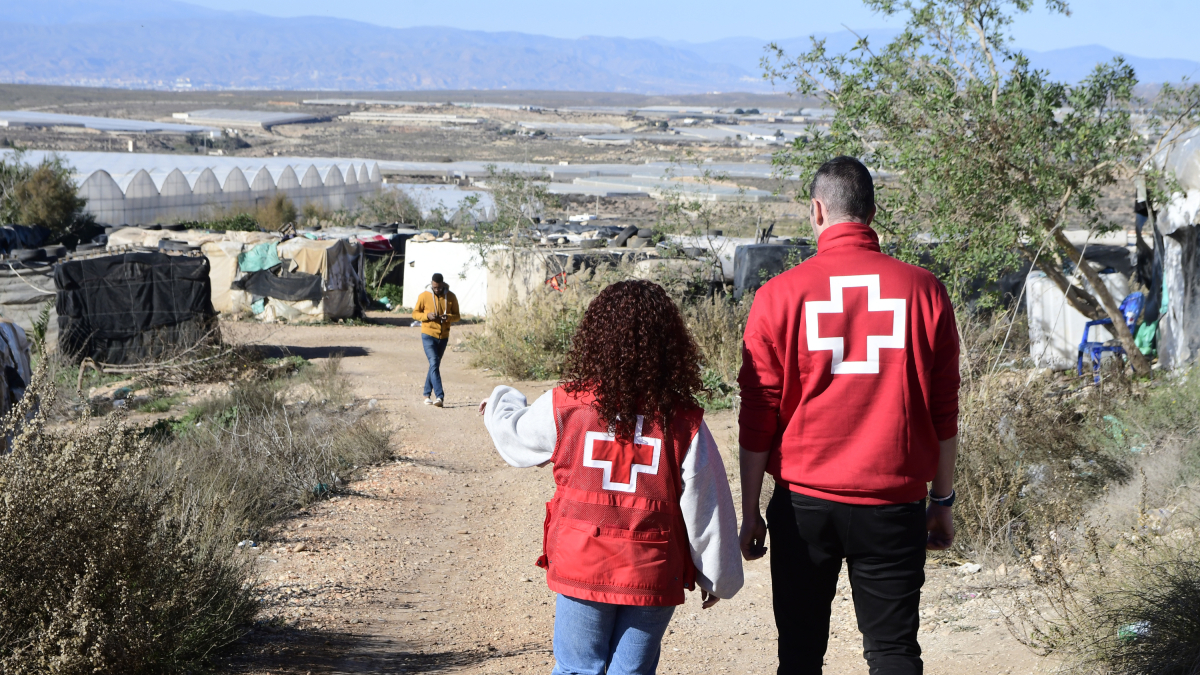 Personal de Creu Roja recorre aquest dissabte l’assentament d’infrahabitatges d’El Hoyo, en el municipi d’Almeria de Níjar.
