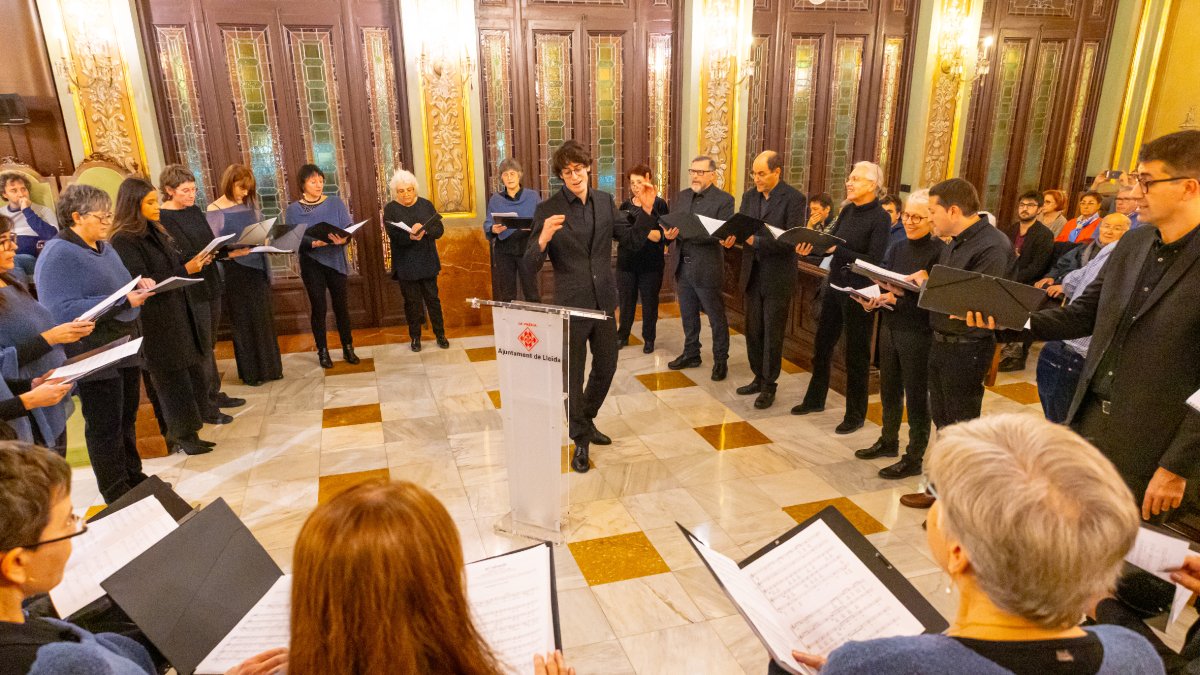 La Coral Shalom cantó ayer en la Paeria en plena celebración este año de su 50 aniversario. - JORDI ECHEVARRIA