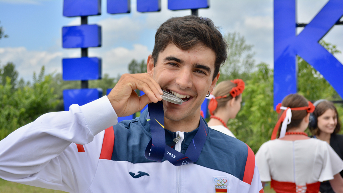 Miquel Travé muerde la medalla de plata lograda en los Juegos Europeos de Cracovia. - CSD