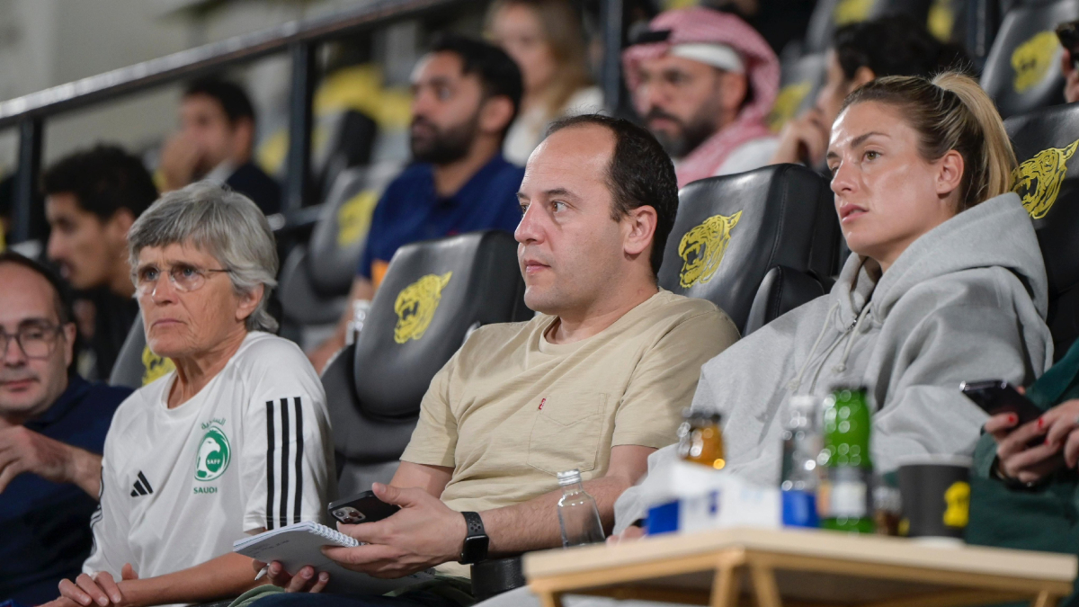 Lluís Cortés i Alèxia Putellas, ahir a l’Aràbia Saudita. - FEDERACIÓ SAUDITA DE FUTBOL