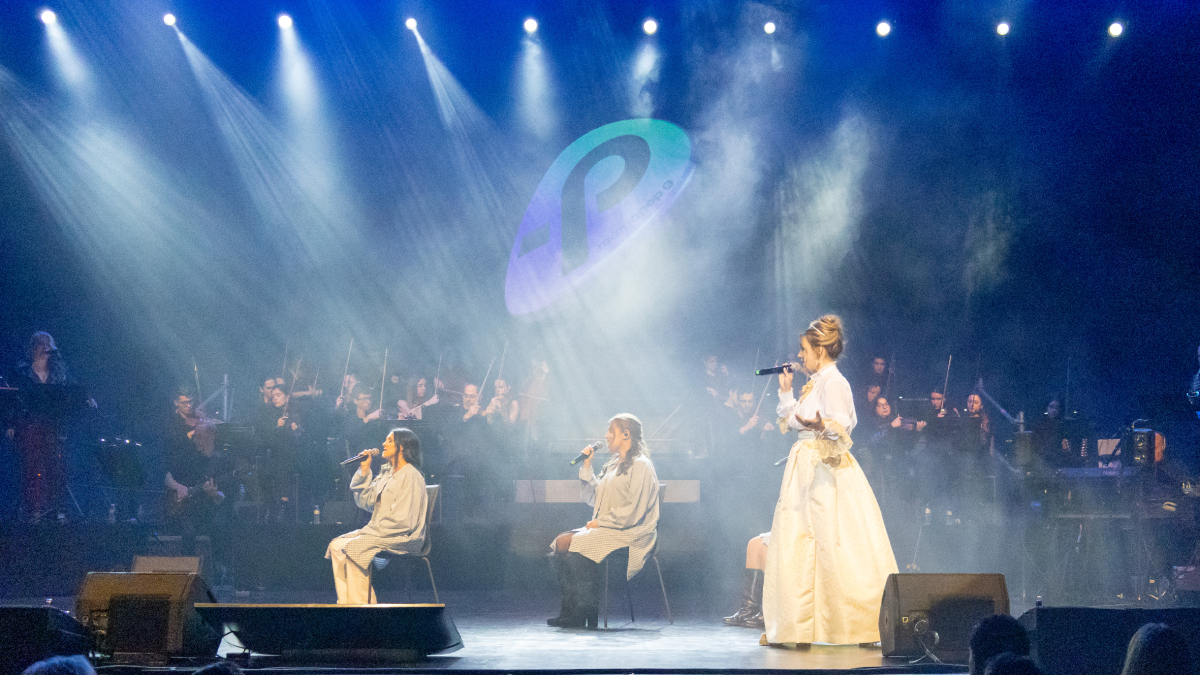 Una de les actuacions ahir en el concert de Mamapop a la Llotja de Lleida. - JORDI ECHEVARRIA