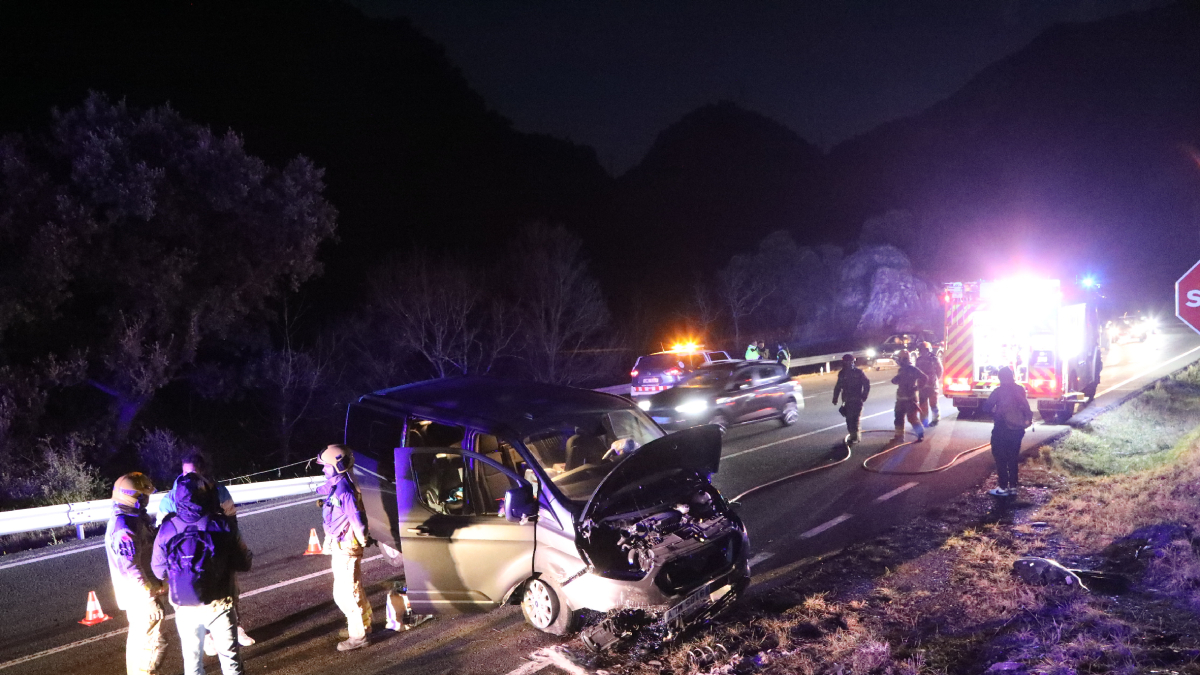 La furgoneta accidentada ayer en una salida de vía en la carretera C-13 en Llavorsí. - EDGAR ALDANA