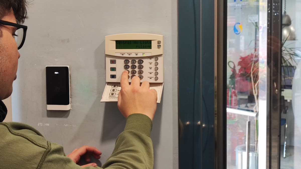 La nueva normativa sobre los sistemas de alarmas entra en vigor el próximo domingo. - JORDI ECHEVARRIA