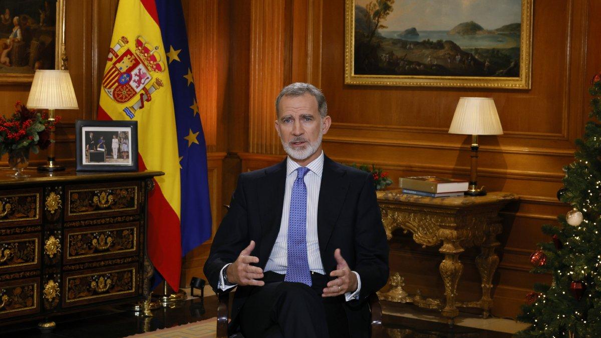 El rey pronunció su tradicional discurso navideño desde la sala de audiencias del palacio de la Zarzuela. - EFE