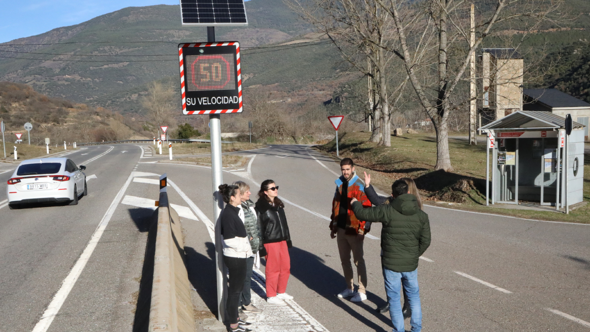 Veïns al costat del plafó que indica la velocitat dels vehicles al seu pas per Montardit de Baix. - EDGAR ALDANA