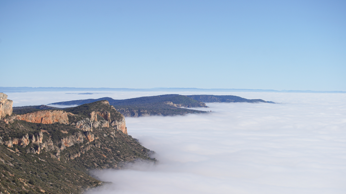 El mar de niebla que se podía ver ayer desde la ermita de Montalegre de Vilanova de la Sal, en el municipio de Les Avellanes