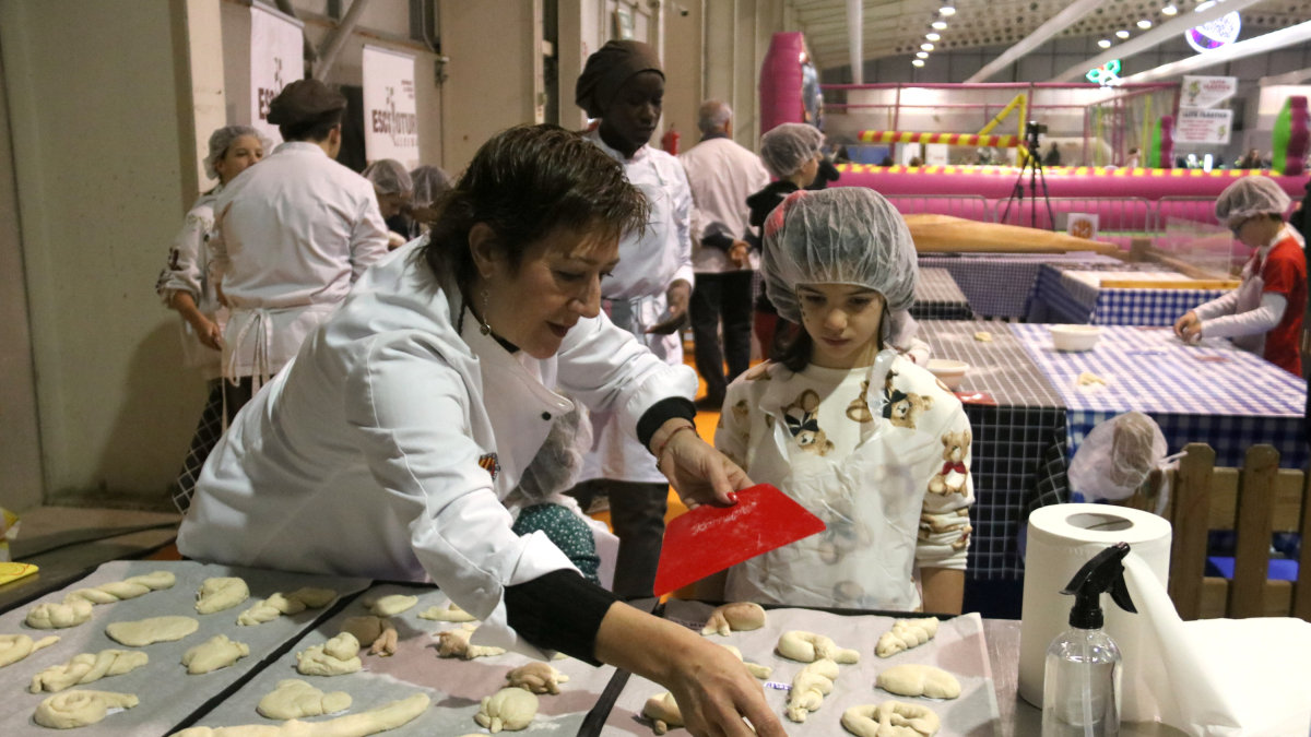 El taller para aprender a hacer pan que ha organizado el Gremi de Forners de Lleida