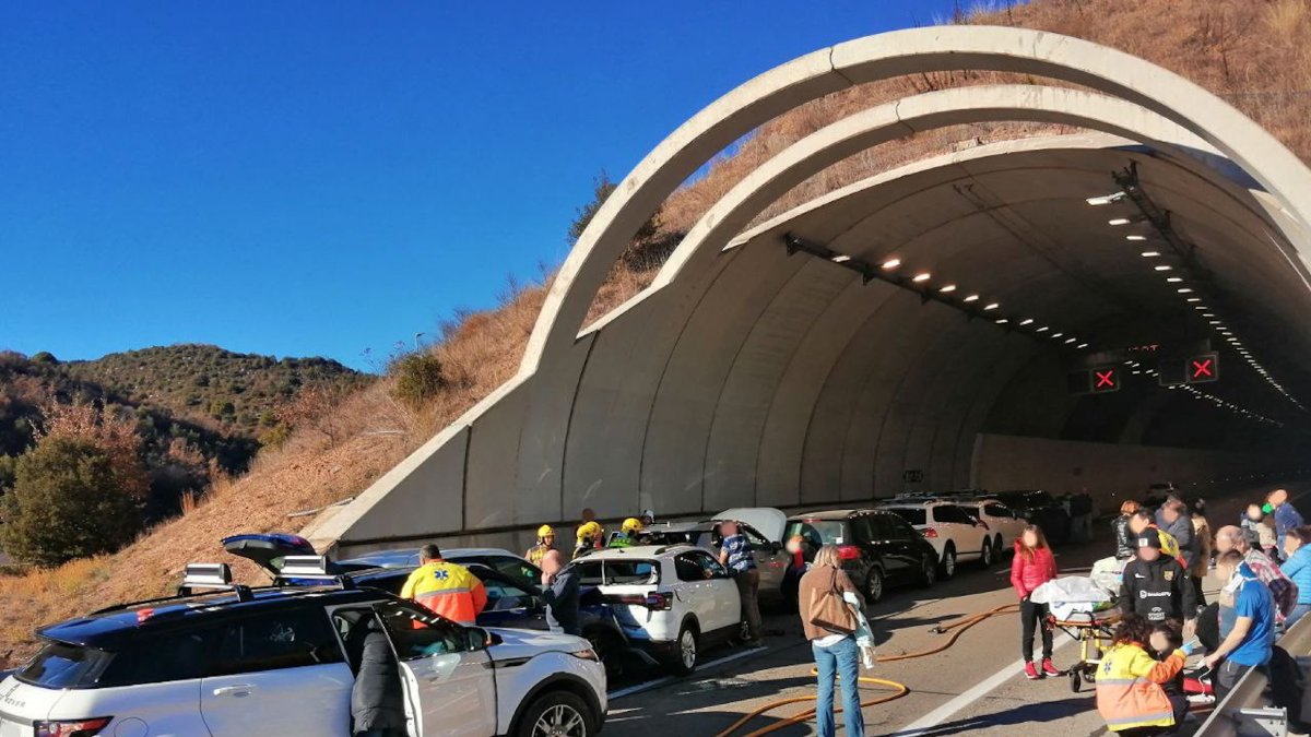 Sanitarios atienden a la decena de heridos tras la colisión múltiple en Puig-Reig. - ACN