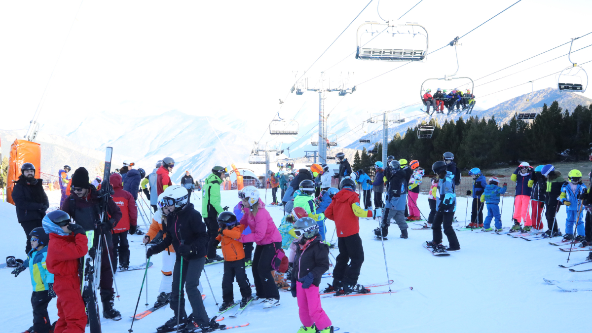 Sin nieve fuera de las pistas  ■  Algunas estaciones de esquí (como Port Ainé, en la imagen) no tienen nieve fuera de las pistas que actualmente están abiertas. Sin embargo, los dominios esquiables del Pirineo cuentan con buenos espesores que os ... - EDGAR ALDANA