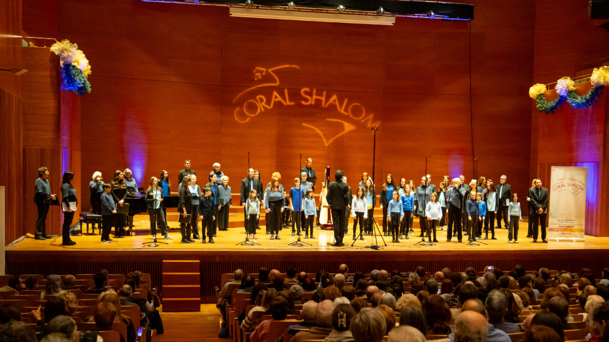 Actuació de Nadal ahir a l’Auditori de Lleida de totes les formacions de la Coral Shalom. - JORDI ECHEVARRIA