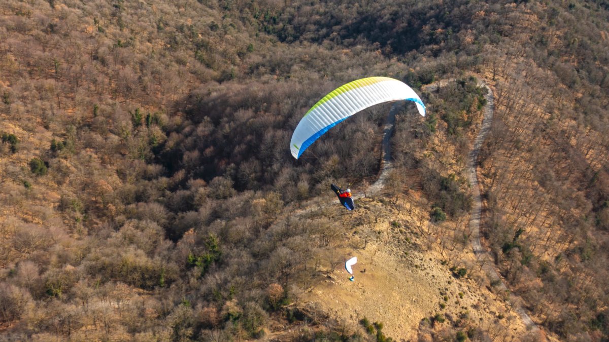 La major part del recorregut es fa en parapent.