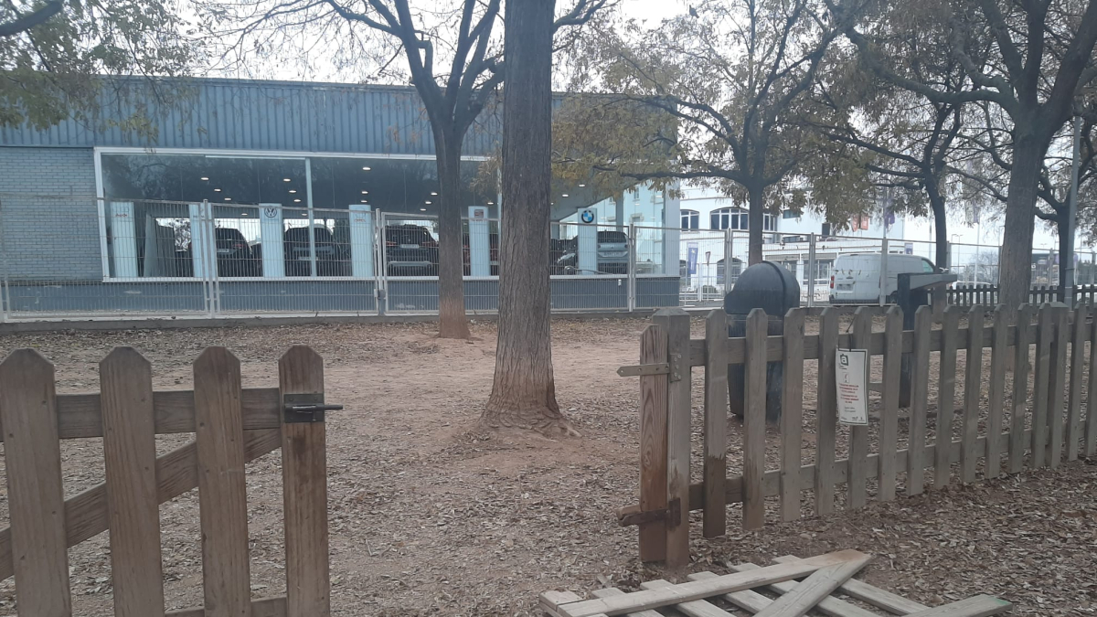 El parc de Cappont amb la tanca trencada.