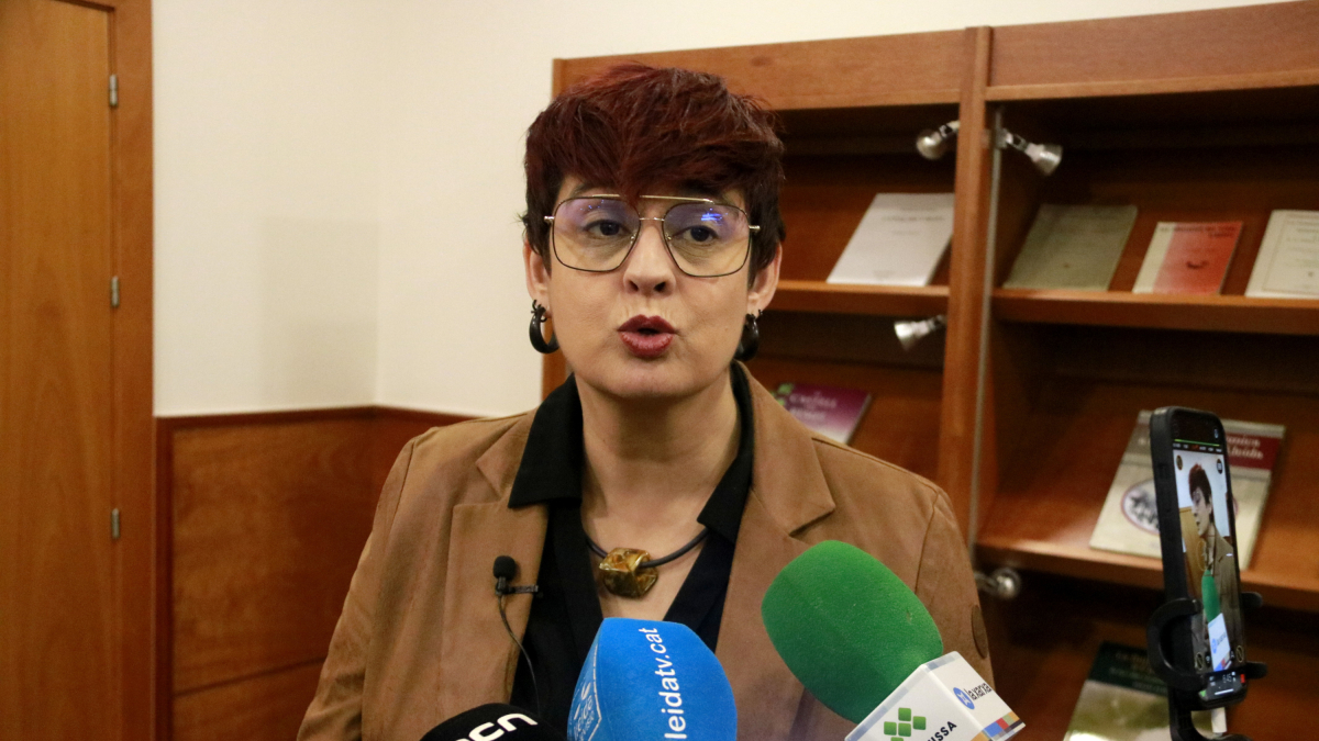 La directora de la Fundació Canal d'Urgell, Maribel Pedrol, durant una atenció als mitjans de comunicació a la Casa Canal de Mollerussa