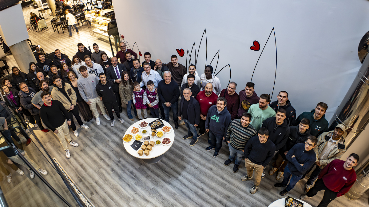 Jugadores del Robles e ICG Força Lleida, técnicos, directivos, trabajadores del club y periodistas despidieron ayer el año en el Ekke. - POL PUERTAS