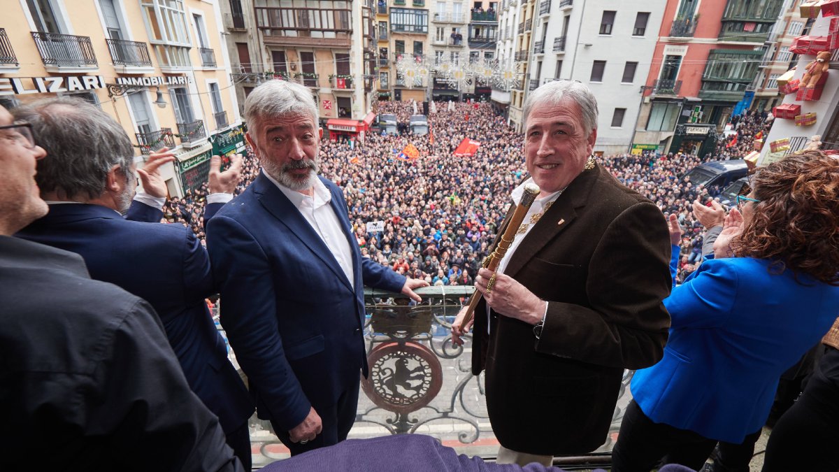 El nou alcalde, Joseba Asiron (a la dreta), celebra al balcó de l’ajuntament el triomf. - EUROPA PRESS
