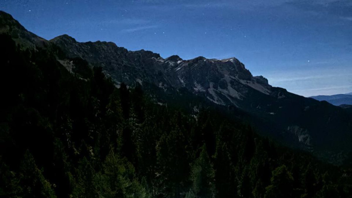 Efectius dels Bombers durant el rescat ahir de matinada. - BOMBERS DE LA GENERALITAT