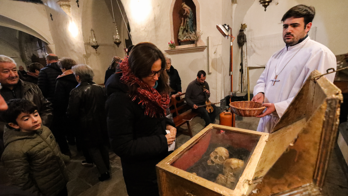 Unas setenta personas se congregaron ayer en la iglesia de Peramola para venerar las reliquias. - EDGAR ALDANA