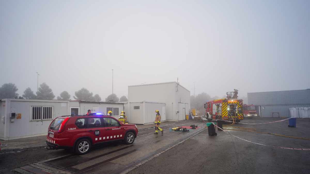 Efectivos de los Bomberos ayer durante la extinción del incendio en una empresa de Maials. - JORGE AGUSTÍN