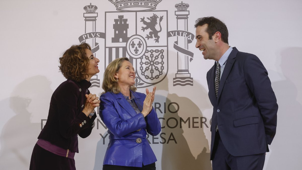 María Jesús Montero i Nadia Calviño ahir al costat del nou ministre d’Economia, Carlos Cuerpo. - EFE