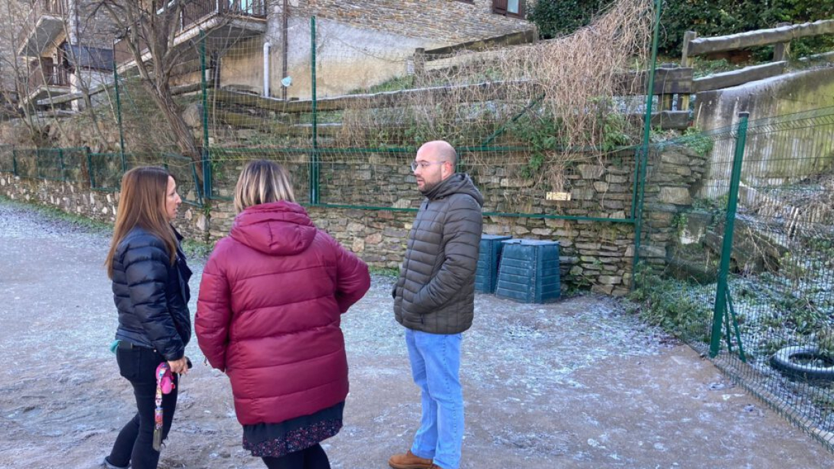 Sala con dos representantes de la escuela Garona de Vielha. - C.G.A.