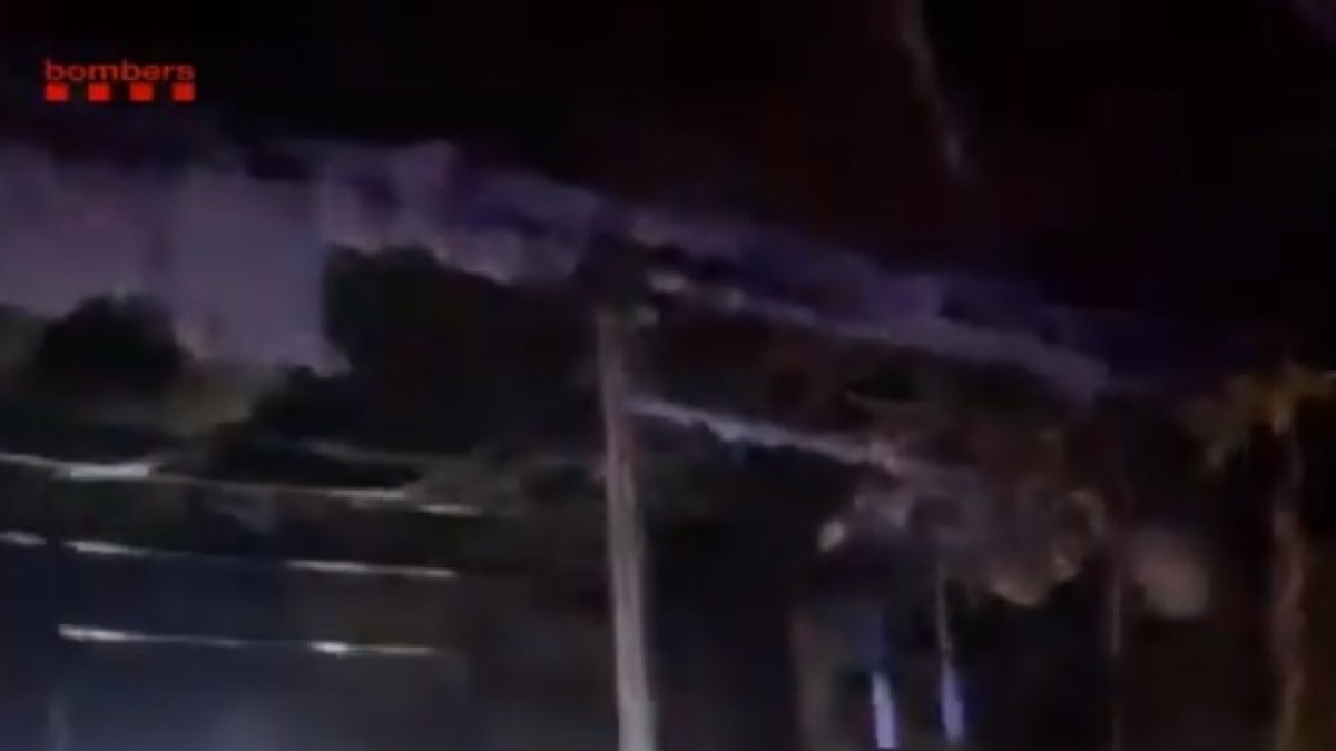 La autocaravana quedó calcinada por completo. - BOMBERS