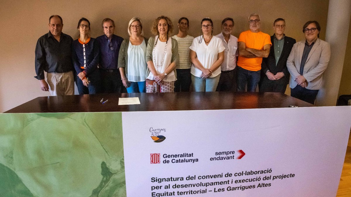 Alcaldes beneficiarios, con la consellera Ester Capella en verano. - ALBERT GONZÁLEZ