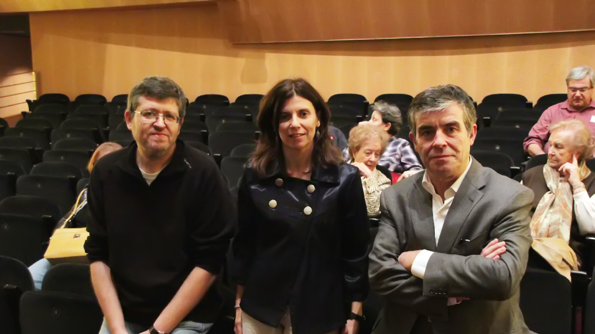 Clara Arbués, el 2015, amb Jordi Abella (Ecomuseu) i l’anterior director del Museu, Josep Giralt (dreta). - MAGDALENA ALTISENT