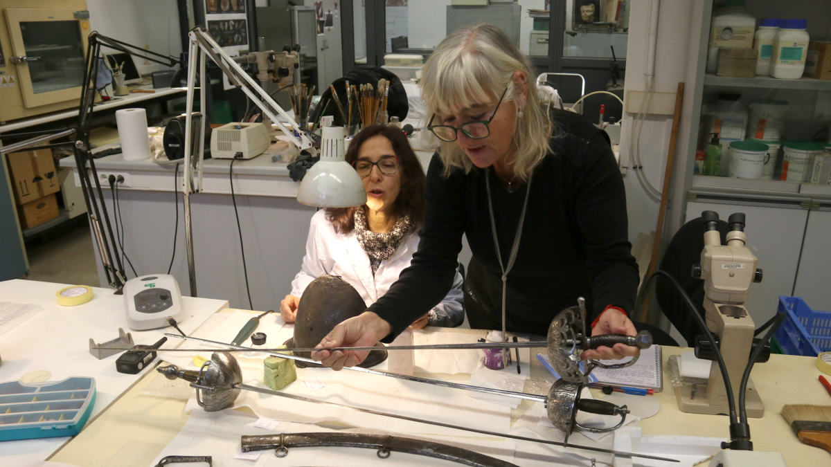 La tècnica de l'IEI, Montse Macià, sosté una de les espases restaurades