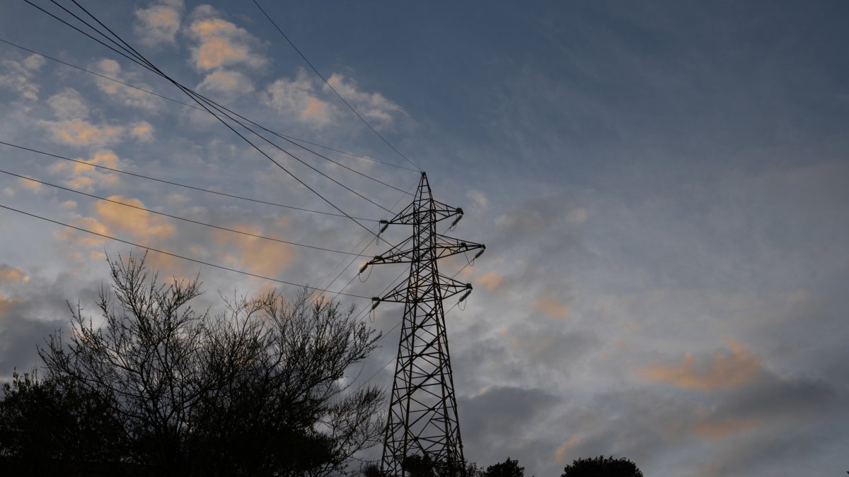 Arxiu- Línia elèctrica, a 31 de desembre de 2022, a Barcelona, Catalunya (Espanya).