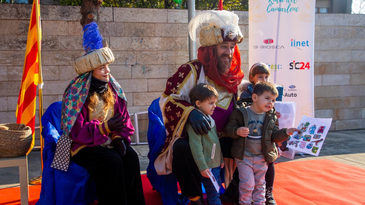 Decenas de niños y niñas entregaron ayer sus carta al Gran Camarlenc en su visita a los vecinos de Ciutat Jardí. - M.T.