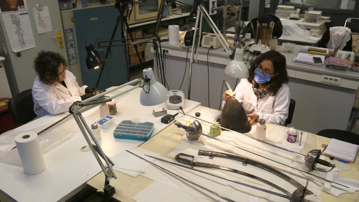 Les tècniques de la UdL Maria Trigo i Carme Prats, que han fet els treballs de restauració. - IGNASI GÓMEZ/ACN