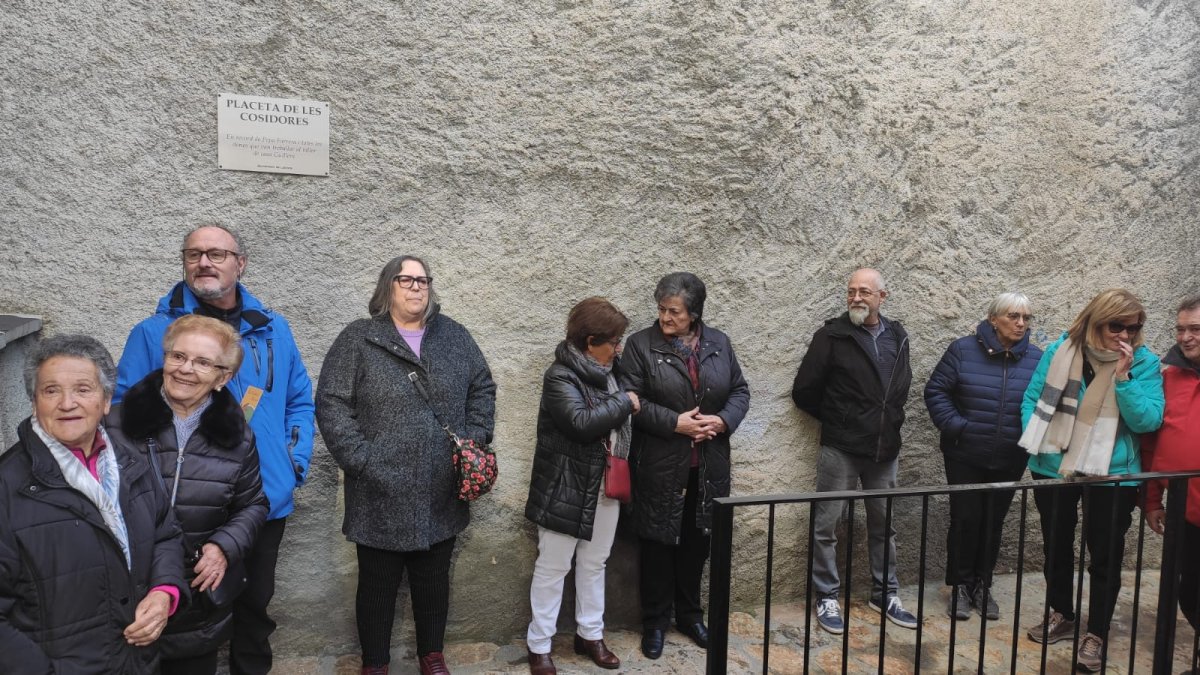 La placa en honor de les costureres de Llavorsí. - A.LL.